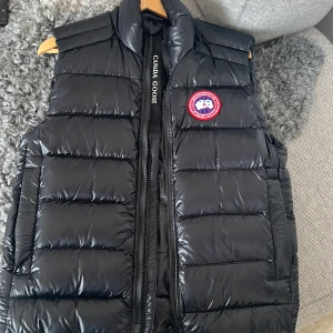 Canada goose väst - Tja, säljer nu min nya canada toose som jag köpte från care of carl för 6999kr. Den är perfekt till sommaren och är i stl S. Säljer den för 4199. Allt är og och kvitto följer med