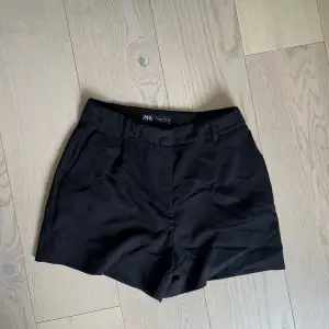 Svarta shorts från Zara storlek M. Aldrig använda men lapparna borttagna