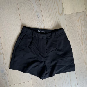 Shorts - Svarta shorts från Zara storlek M. Aldrig använda men lapparna borttagna