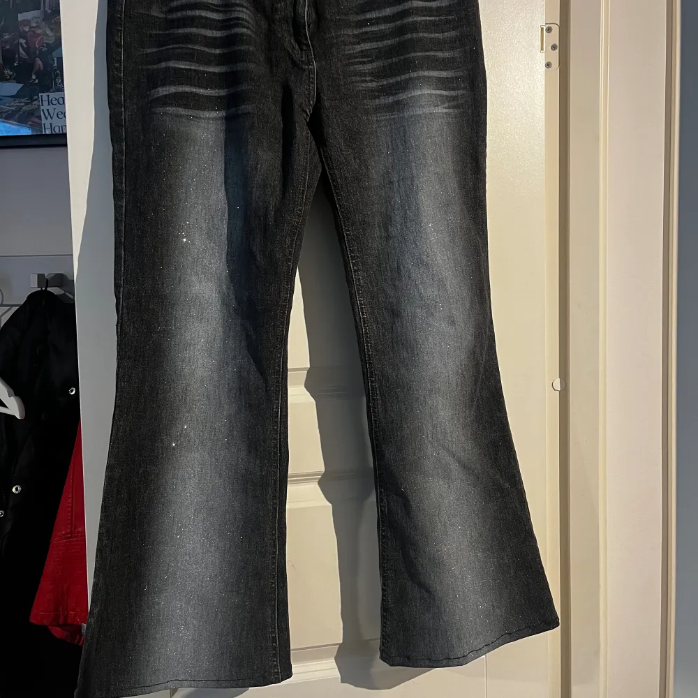 Gråa lågmidjade och utsvängda jeans med glitter från River Island. Strlk 42. Jeans & Byxor.