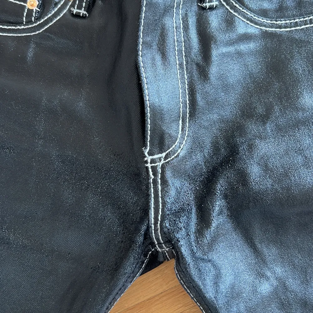 Säljer dessa coola jeans förbatt de inte kommer till användning!! Lite slitningar därav priset!! . Jeans & Byxor.