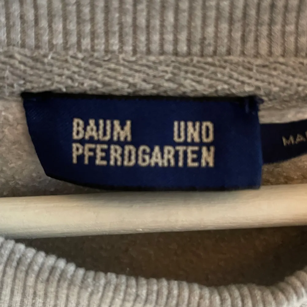 Grå sweatshirt från Baum und pferdgarten. Nypris: 649 kr. Tröjor & Koftor.