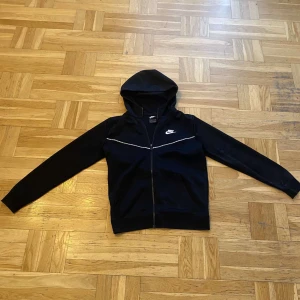 Nike dress - Säljer en nike dress. Aldrig använd 10/10 skick. Skriv för mer bilder och info🤙