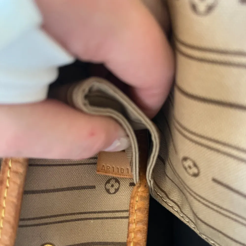 Kikar intresset för min  neverfull! Väskan är i jättefint skick! Hör av er vid intresse!!  Storlek på väskan : Neverfull MM 🥰😍. Väskor.