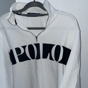 Polo Ralph lauren half-zip - Säljer nu min Polo Ralph lauren half zip då den inte riktigt passar bra på mig , den är inte alls mycket använd så skulle säga att skicket ligger på 9,5/10  ( den är storlek M men den är liten i storleken så skulle säga att de är en S)