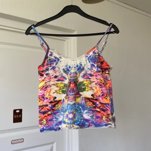 Psykalediskt linne - Psykalediskt linne från space tribe, storlek S/XS. 200kr + frakt, eller möts upp i Malmö. Endast Swish 💌