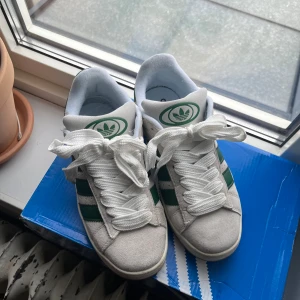 Adidas Campus  - Adidas campus skor! Beiga med mörkgröna streck. Använda ett fåtal gånger. Storlek 38 2/3. 