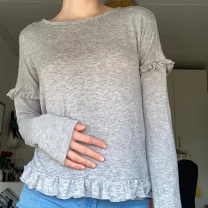 Tröja med volanger  -  så skön och fin grå tröja med volanger!🌸 Perfekt att ha nu när det börjar bli varmare🫶🏼