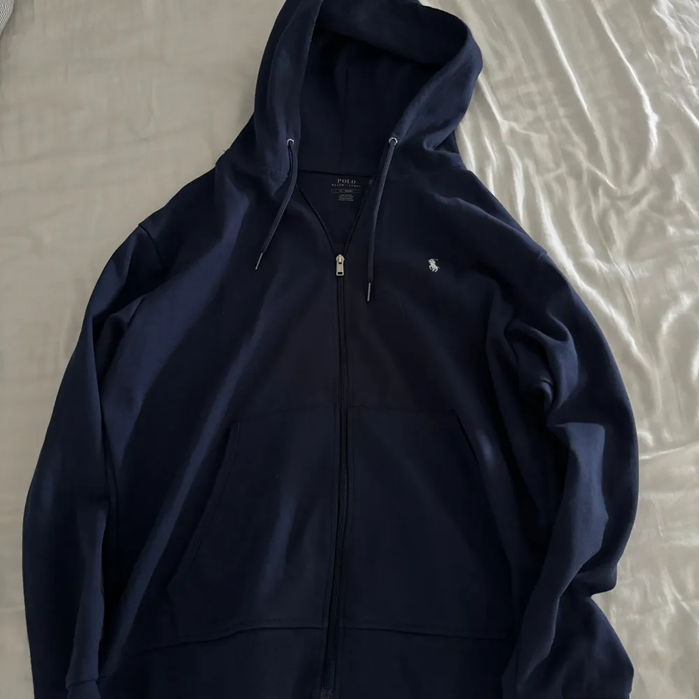 Väldigt fin mörkblå Ralph-Lauren hoodie som är använd fåtal gånger. Extremt snygg till våren 🍁 samt lätt att matcha.❗️ Passar 180-185 cm❗️skicket är 10/10!. . Hoodies.