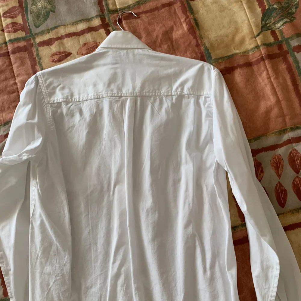 En skjorta av hög kvalitet i stl M, skick som ny . Skjortor.