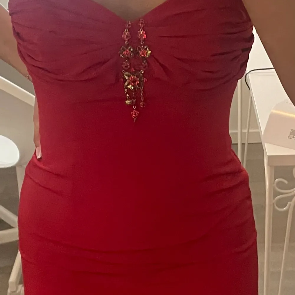 Helt ny, storlek Xs/s, röd elegant långklänning med fina detaljer . Klänningar.