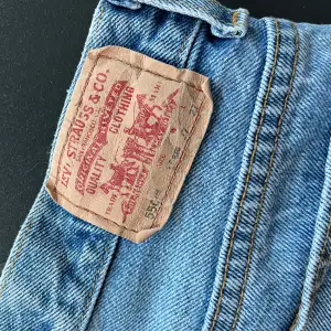 Tyvärr passar inte dessa as snygga vintage jeansshort på mig :(( skulle säga att dessa sitter som strlk S, på shortsen står dock storleken 27/27. Superbra kvalitet och jättefin färg till sommaren! Mid/low waist, snygga slitningar. Öppen för prisdisk.