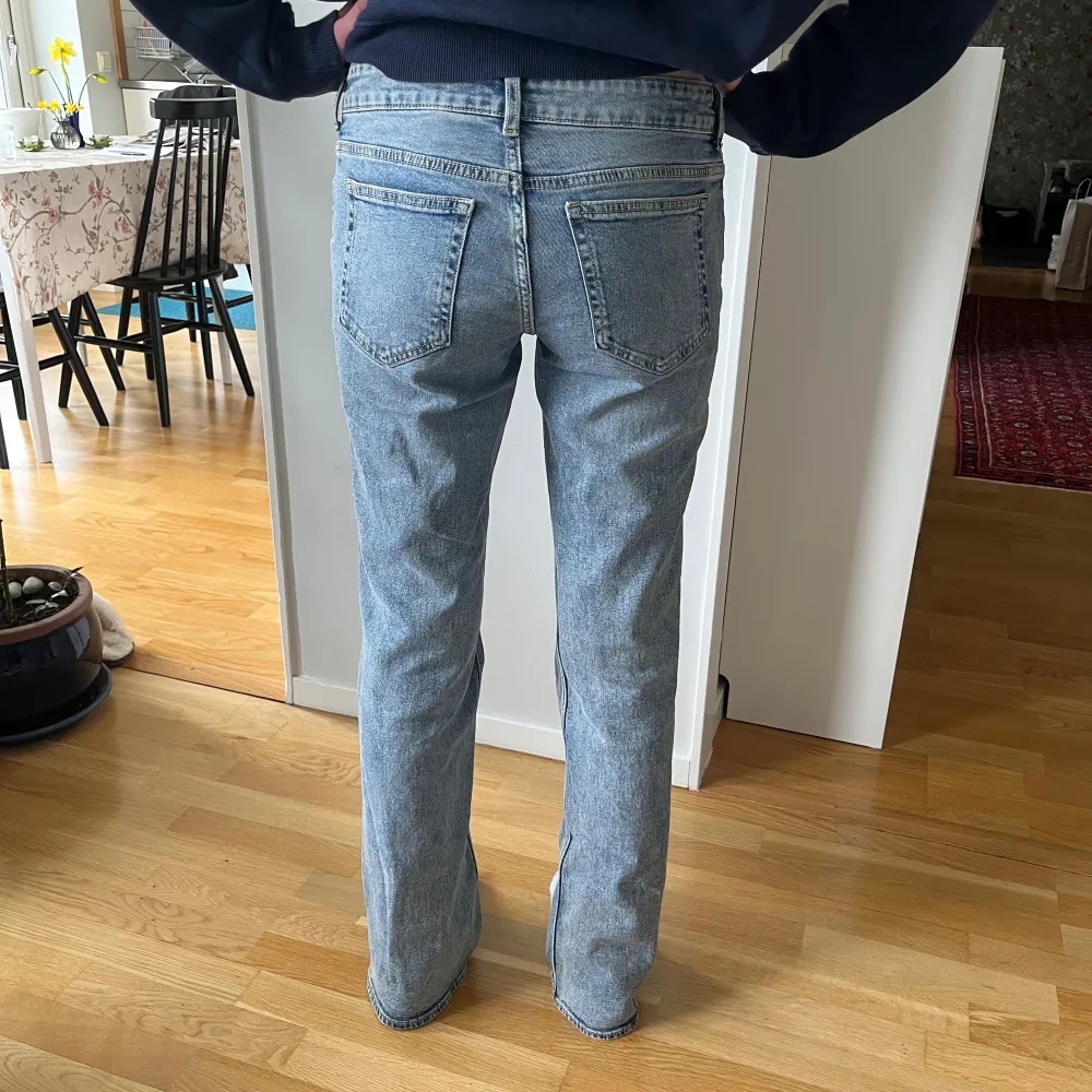 Jättefina hm jeans som är bra i längden för mig som är 175. Säljer för att jag inte gillar modellen. ❤️. Jeans & Byxor.