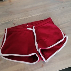 Röda mjukis shorts - Super gulliga mjukis shorts som tyvärr blivit för små. Inga tecken på användning och passar även xxs om man inte är så noga med att de ska sitta tight Skriv gärna vid frågor 