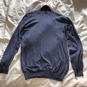 Oscar Jacobsson stl M - Tunnstickad tröja från Oscar Jacobsson.  Använd men i fint skick