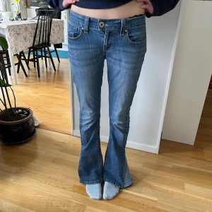 Super fina Levis jeans 😍 - De sitter väldigt bra i längden på mig som är 175cm lång. Jag har sytt dem till utsvängda så ni vet men de håller i tvätten 💗är medium men känns som small. 