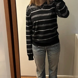 Svart vit tröja❤️ - Jätte fin och mysig tröja som inte används längre❤️ Fraktar samma dag eller dagen efter ❤️ Lånade bilder