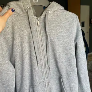 En grå Zipper hoodie från H&M i storlek S🩶 Den är använd men är i bra skick och utan fläckar! Skriv gärna med frågor!