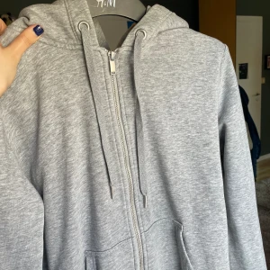 Grå hoodie! - En grå Zipper hoodie från H&M i storlek S🩶 Den är använd men är i bra skick och utan fläckar! Skriv gärna med frågor!