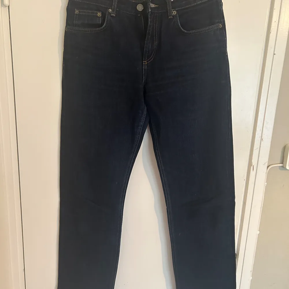 Raka zara jeans i storlek 38. Knappt använda och är mycket bra skick. Sitter bra i längden om man är på den längre sidan.. Jeans & Byxor.