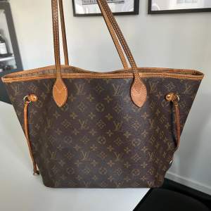 Säljer min Louis Vuitton Neverfull MM den är köpt på Vestiaire där den är äkthetskontrollerad kvitto finns väskan har små slitningar som man kan se på andra bilden men inte som syns från långtråkigt den är köpt för ca. 10 000kr