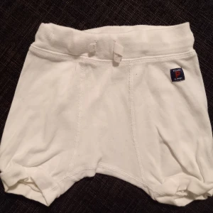 Shorts Pop strl. 62 - Vita shorts med snörning i midjan från Polarn och pyret. Storlek 62. I fint begagnat skick, inga hål eller fläckar. Unisex  Tvättade i parfymfritt tvättmedel och utan sköljmedel.