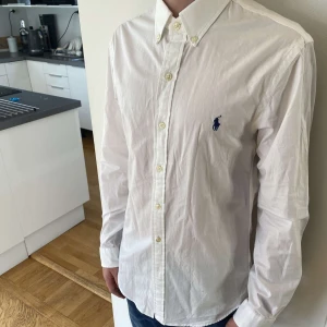 Polo Skjorta! - Tja! Säljer denna super snygga Polo ralph Lauren skjortan som är i superbra skick nästan aldrig använd. Skriv om du har någon fråga. Gå in på min profil för att hitta andra kläder och skor i andra färger och storlekar!