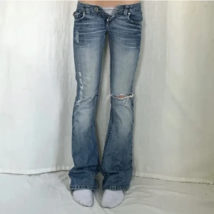 Jeans - Jätte snygga jeans ! W26 i midja och 84 innerbenslängd! Lånade bilder av tjejen jag köpte dem av men endast använt dem 8-10 gånger då dem är för små 💞 pris kan diskuteras BUD:1100 svarar ingen pgr paxade