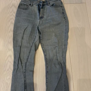 Jeans från Pacsun - Blåa mom jeans från pacsun i god kvalitet.