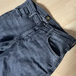 säljer mina Lee jeans! bra skick, storlek31/32. är öppen för alla frågor och priset är inte fast!