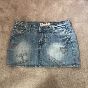 Unik jeanskjol - Jättecool jeans skjol! Aldrig använd❤️midjemåttet är 38 cm rakt över🥰🥰