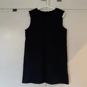 En superfin klänning från Zara i mörkblå/svart färg! Använd endast en gång pga den blivit för liten!