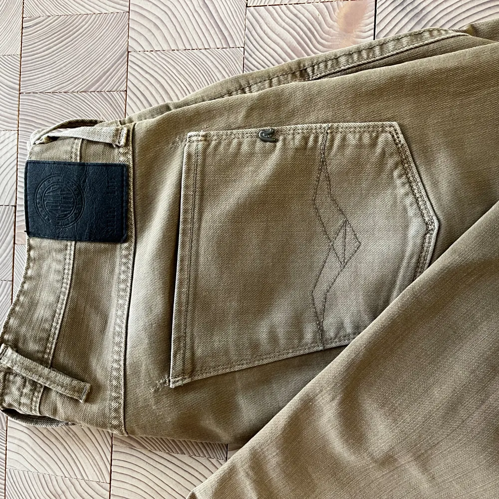 Ett par unika och schyssta replay jeans, slim fit i färgen beige. Perfekta till sommaren! Storlek 31/32 men passar 30/32👍🏼 dm för frågor, pris kan diskuteras.. Jeans & Byxor.