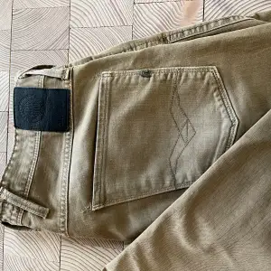 Ett par unika och schyssta replay jeans, slim fit i färgen beige. Perfekta till sommaren! Storlek 31/32 men passar 30/32👍🏼 dm för frågor, pris kan diskuteras.