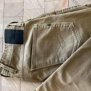 Replay anbass - Ett par unika och schyssta replay jeans, slim fit i färgen beige. Perfekta till sommaren! Storlek 31/32 men passar 30/32👍🏼 dm för frågor, pris kan diskuteras.