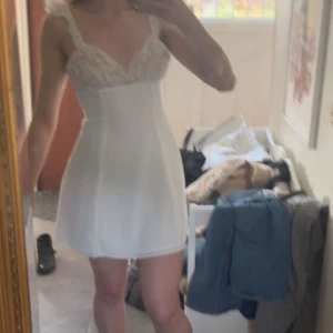 Studentklänning  - Från selfie Leslie, blev 1200kr inclusive frakt. Jag har hittat en annan studentklänning jag gillar bättre, denna är helt ny. Fick hem den för 2 veckor sen