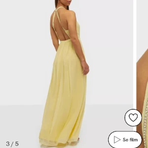 Gul balklänning  - Jag är 1,65 m och klänningen passade perfekt i längden. Klänningen är enbart använd en gång, som ny skick. De flesta bilderna har jag tagit från andra men sista är en egen bild. Skriv för fler bilder.
