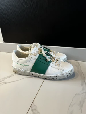 Valentino Rockstud Open 41 - Använt max 10 gånger och ser ut som nya.  Köpta på Selfridges i London. Storlek 41. Svarta prickarna på skorna är original.