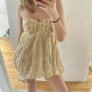 Festklänning - Festklänning perfekt för sommaren!!! Knappt använd 🥰