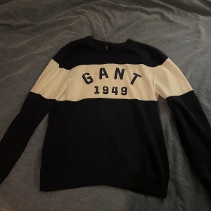 Tröja - Tröja från gant i fint skick! Färgen är svart/mörkblå och vit. Storlek medium men passar nog small Osäker på nypris men mitt pris är 230kr