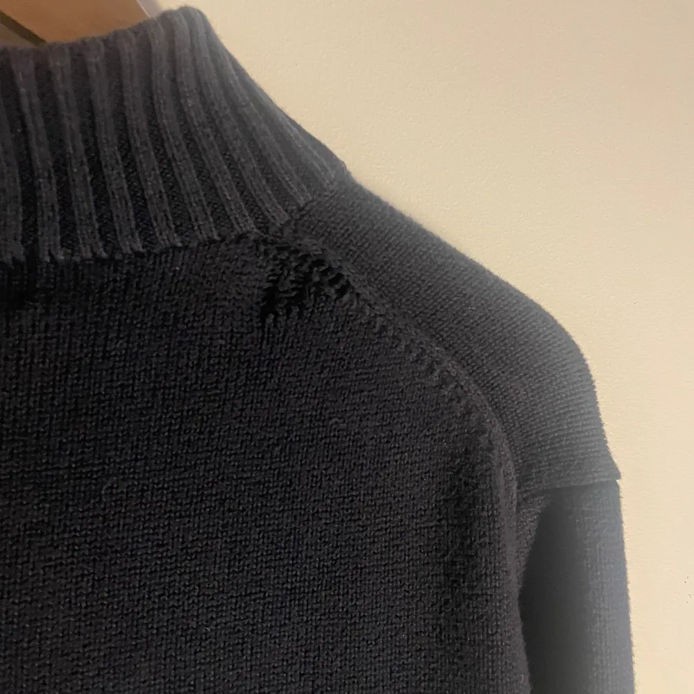 jätte fin halfzip från ralph lauren, den har en deffekt (se bild 3) men inget som märks så mycket under användning, tveka inte att höra av er vid funderingar, mvh johan!. Stickat.