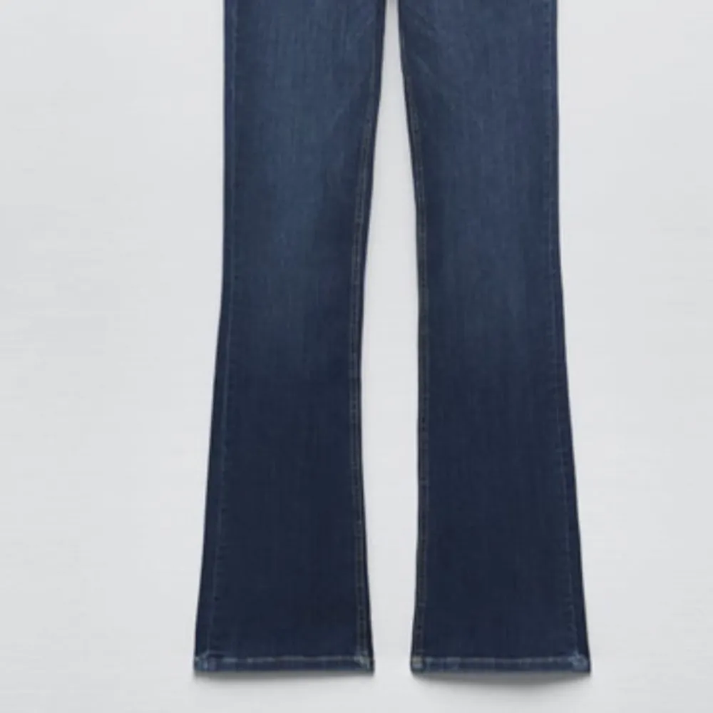 Säljer nu mina zara jeans då jag inte tycker dom passa mig längre💗 andvända mesta dels för ca 6 månader sedan inga tydliga tecken på andvändning💗 storlek 36 . Jeans & Byxor.