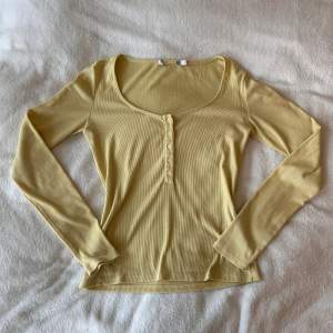 Söt ljusgul långärmad tröja 💛 Längd: ~65cm, Ärmlängd: ~50cm