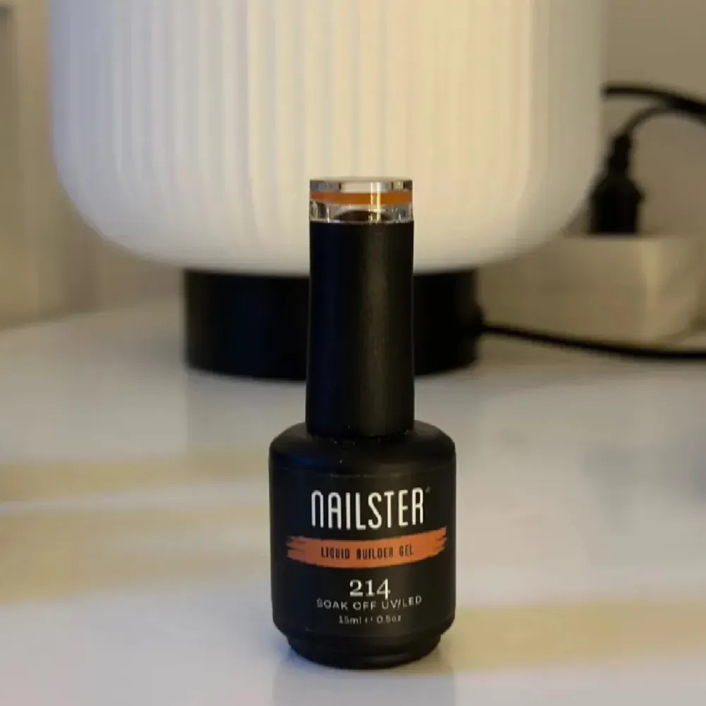 Hej säljer dessa två liquid builder gels från Nailsters, en genomskinlig och en brun. Endast testat någon gång, så 95% kvar skulle jag säga. Säljer då jag personligen föredrar builder gel i burk. Ord. Pris för två är 358kr jag säljer båda för 250!🩷. Övrigt.