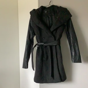 Only jacka med skinnimmitation på armarna - Fin jacka från only med skinnimmitation på armarna, lite längre i modellen, i strl S, svart.  I använt skick 