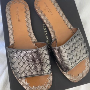 Bottega Veneta Ravello sandaler strl 38 - Fint skick. Köpta på NK.   Kvitto finns. Kartong medföljer. Nypris: 4490:-  Kan skicka fler bilder om det önskas 😊