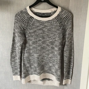 Stickad tröja - Rymlig XXS.  Använd och ytludd/noppor finns, annars i ett bra skick. Noppor/ludd syns inte vid användinh pga mönstret. 