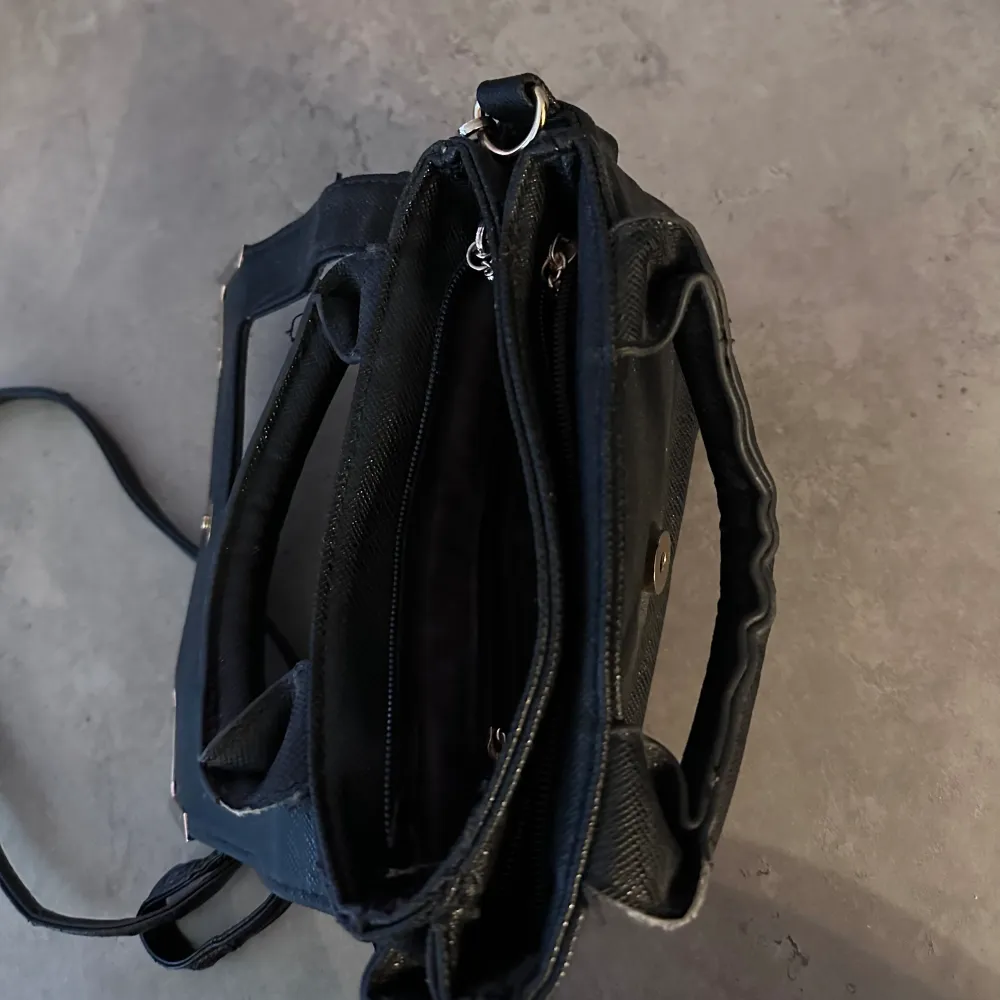 En liten söt svart väska som rymmer det viktigaste och lite mer!! . Väskor.