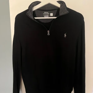 Ralph Lauren quarter zip, svart  - Ralph Lauren tröja i Storlek S. Original pris: 1895kr. Skick:9/10, knappt använd. Säljer då den inte har kommit till användning.