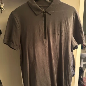 Emporio Armani piké  - Säljer min killes Armani pike, i storlek M. Använd ett fåtal gånger. Som ny 